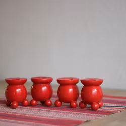 Ljusstakar - fyra röda i trä