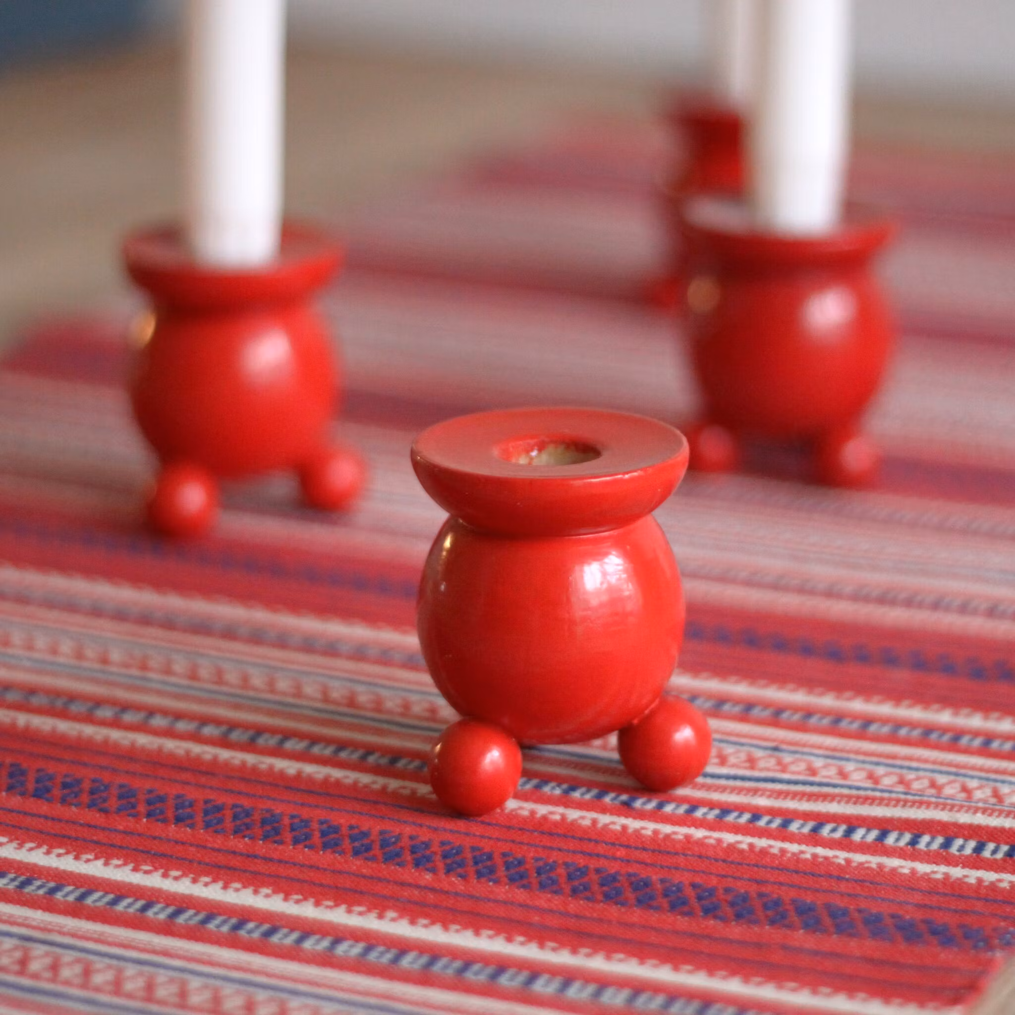 Ljusstakar - fyra röda i trä