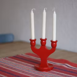 Ljusstake - röd i trä