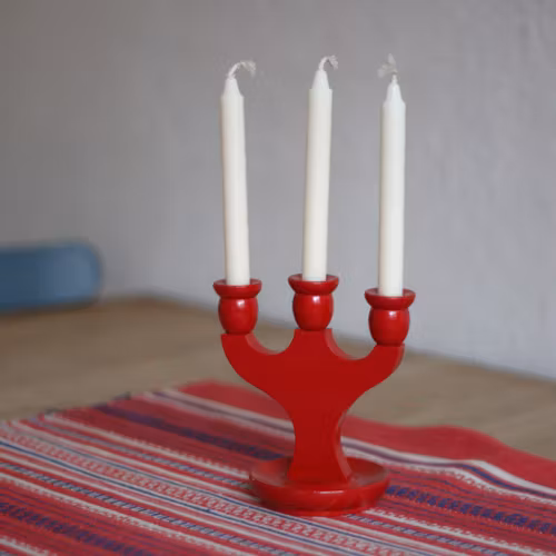 Ljusstake - röd i trä