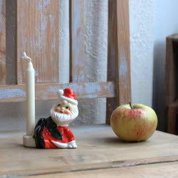 Tomte - Porslinstomte Ljusstake Nisse med järnek