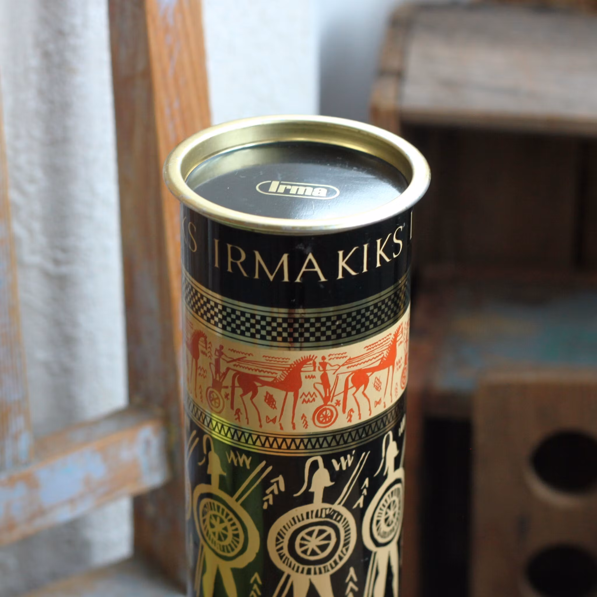 Plåtburk - Svart guld röd