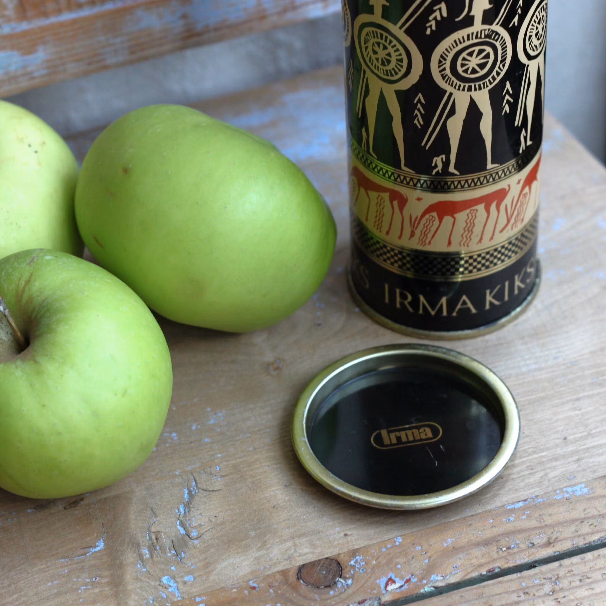 Plåtburk - Svart guld röd