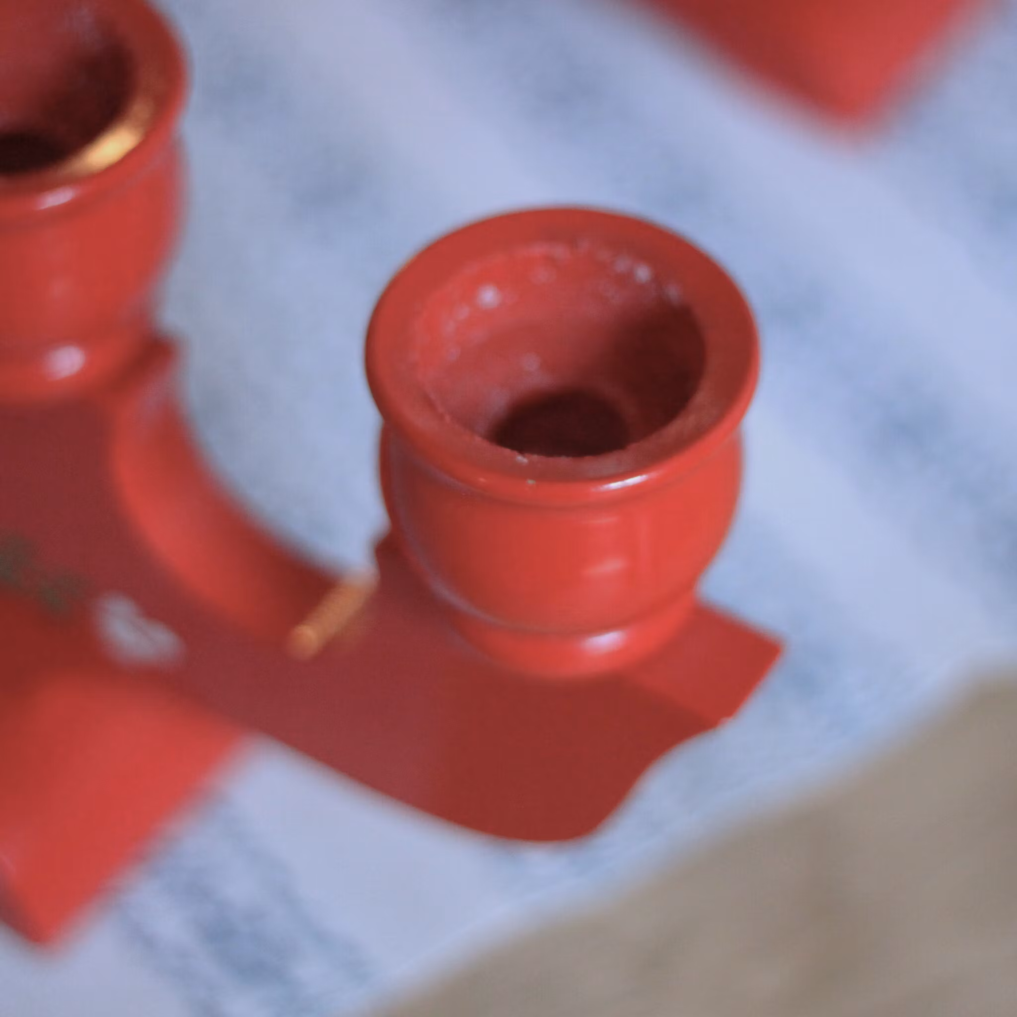 Ljusstake - röd i trä