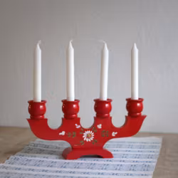 Ljusstake - röd i trä