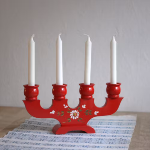 Ljusstake - röd i trä