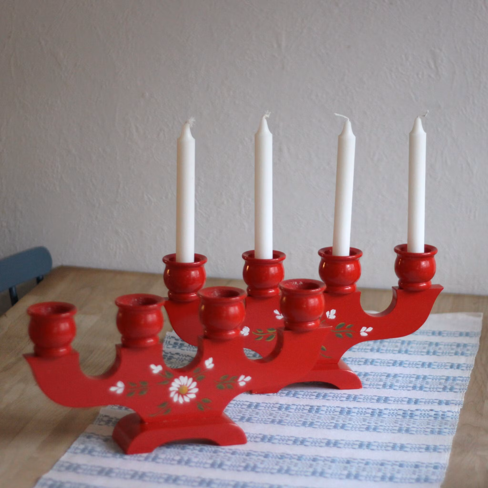 Ljusstake - röd i trä