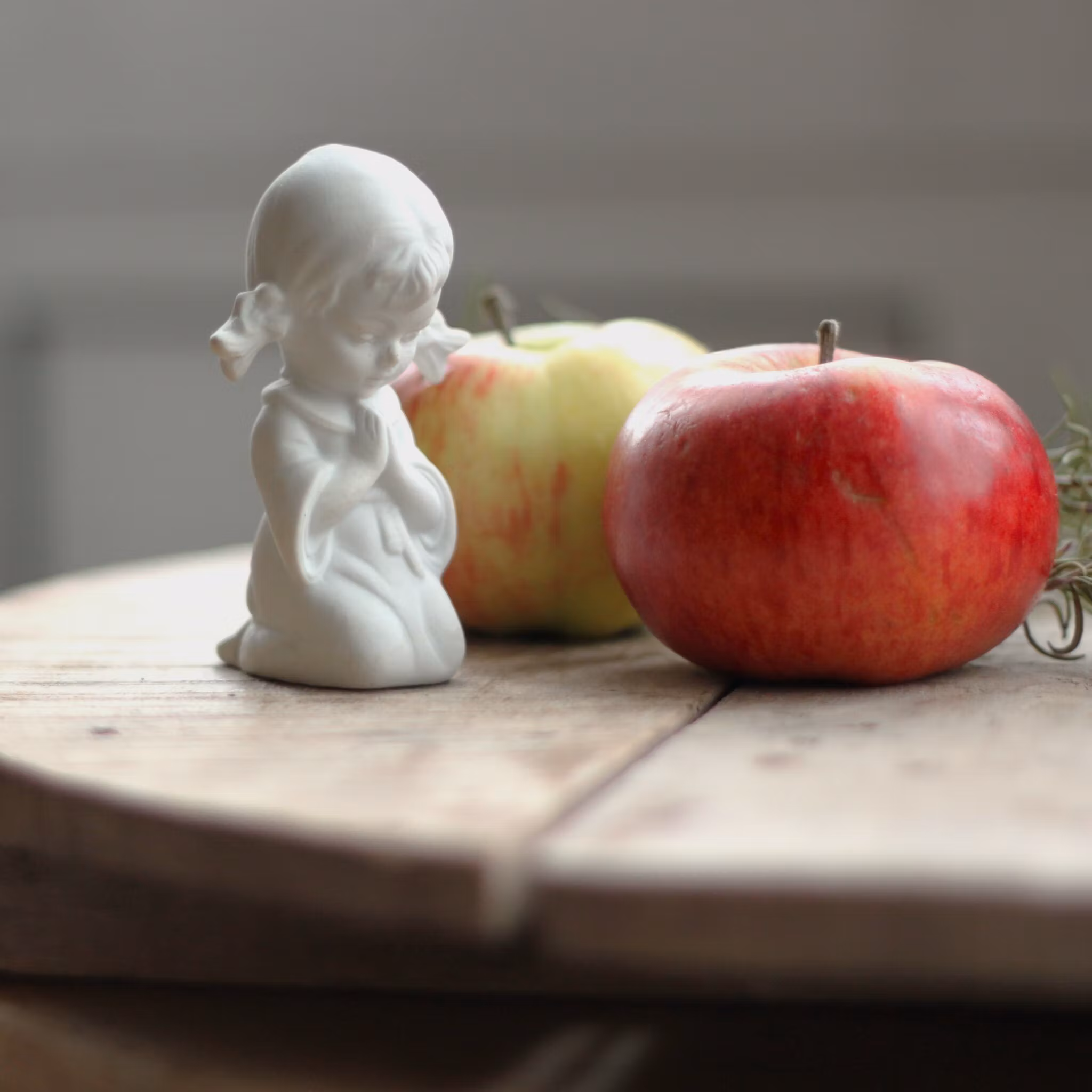 Porslinsfigur - Flicka som ber