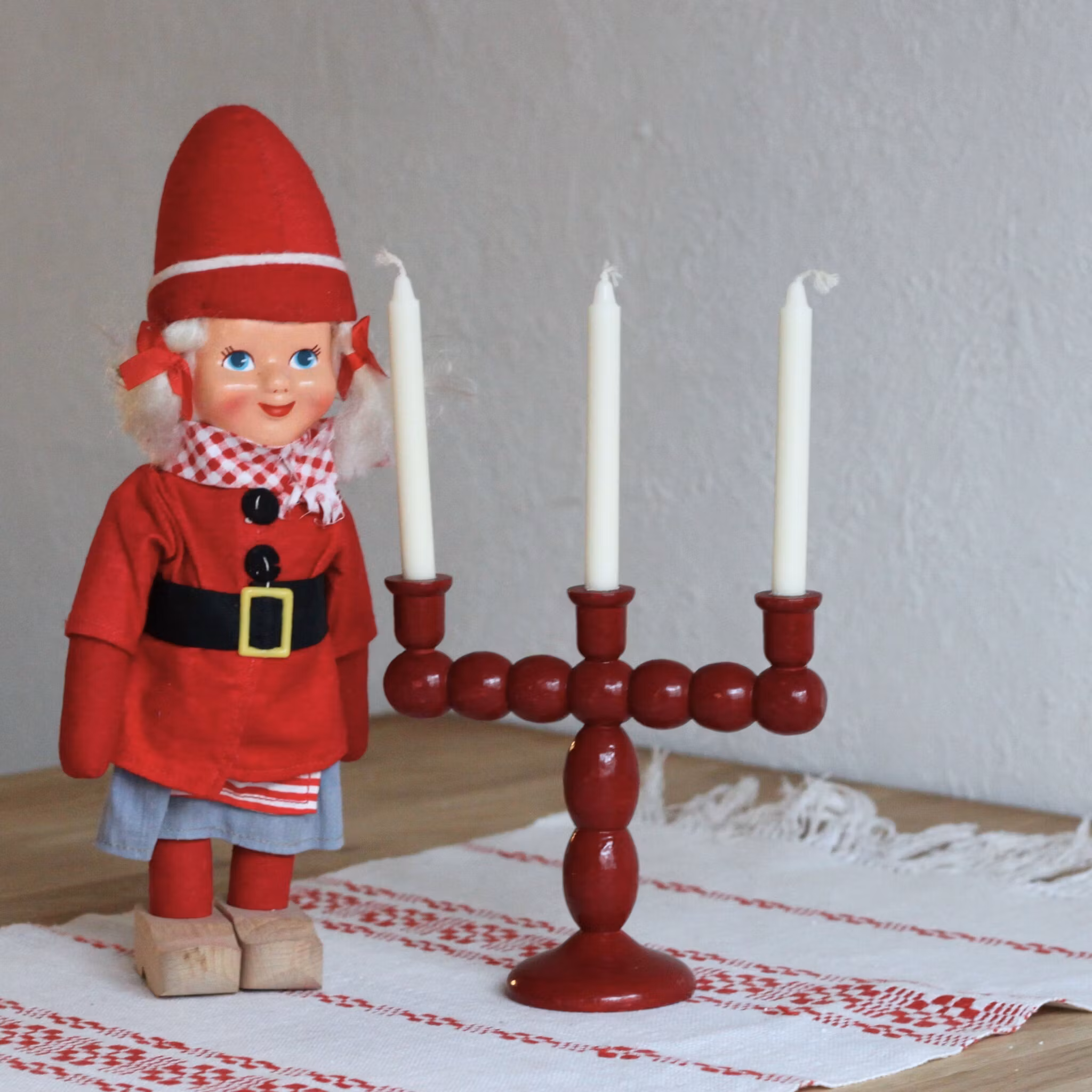 Ljusstake - Röd i trä