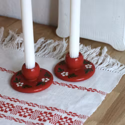 Ljusstakar - Röda i trä