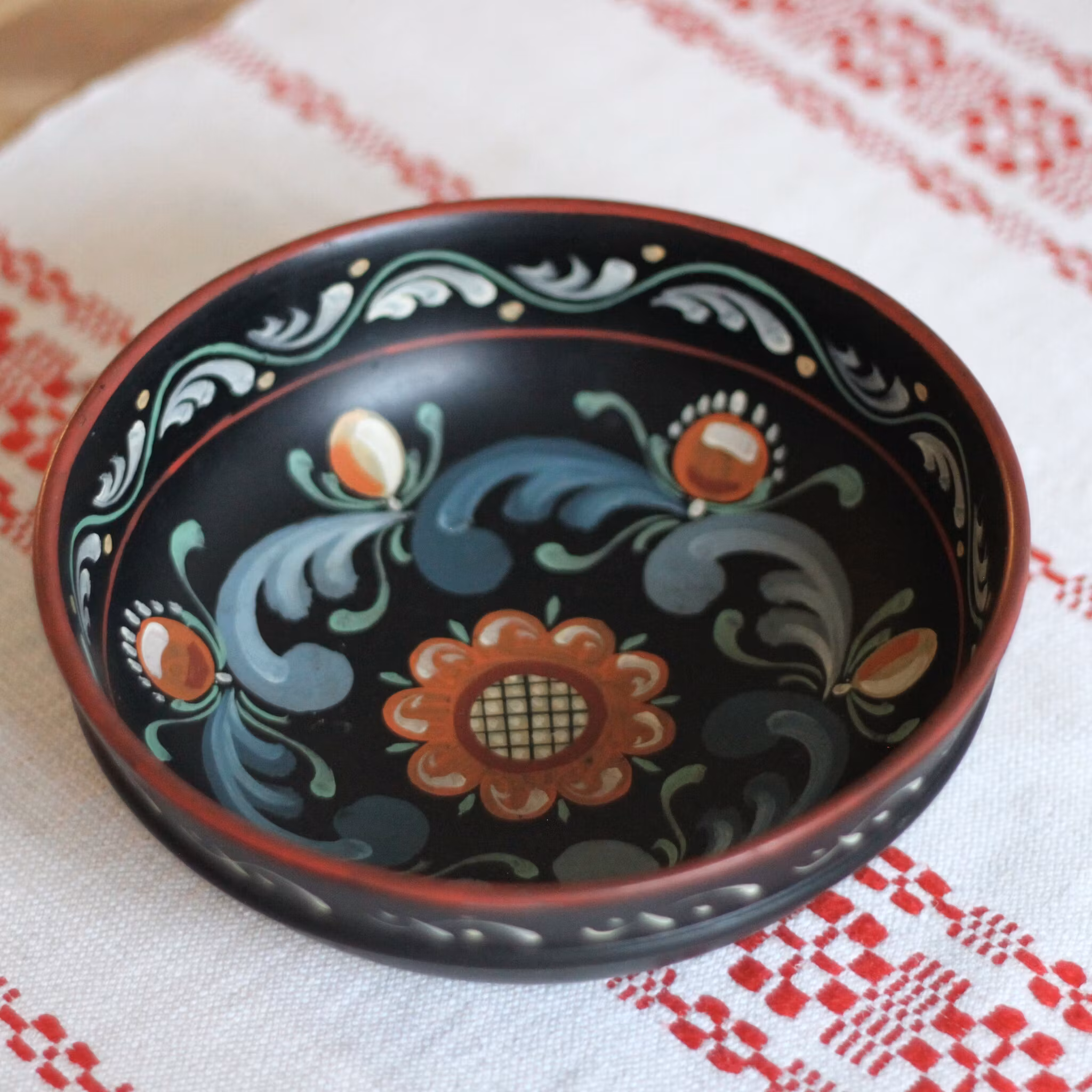 skål - målad i trä