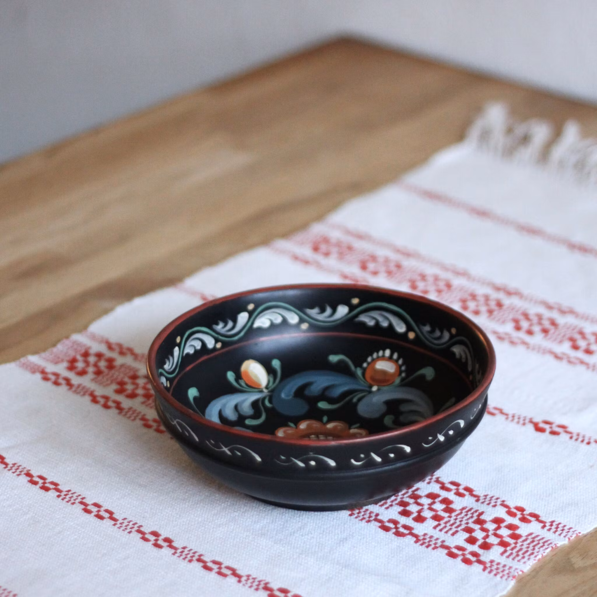 skål - målad i trä