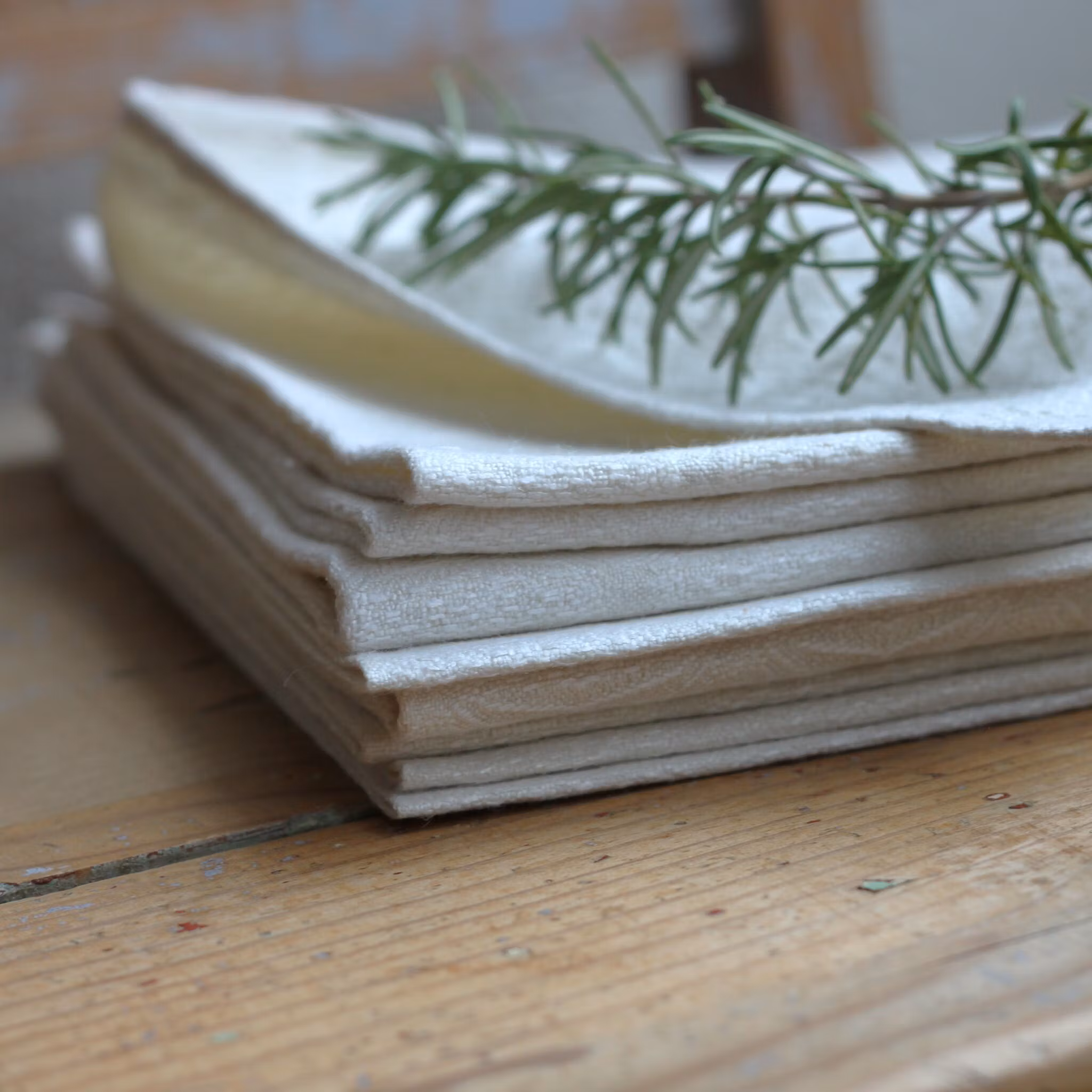 Servetter - Vita linneservetter mönstervävda