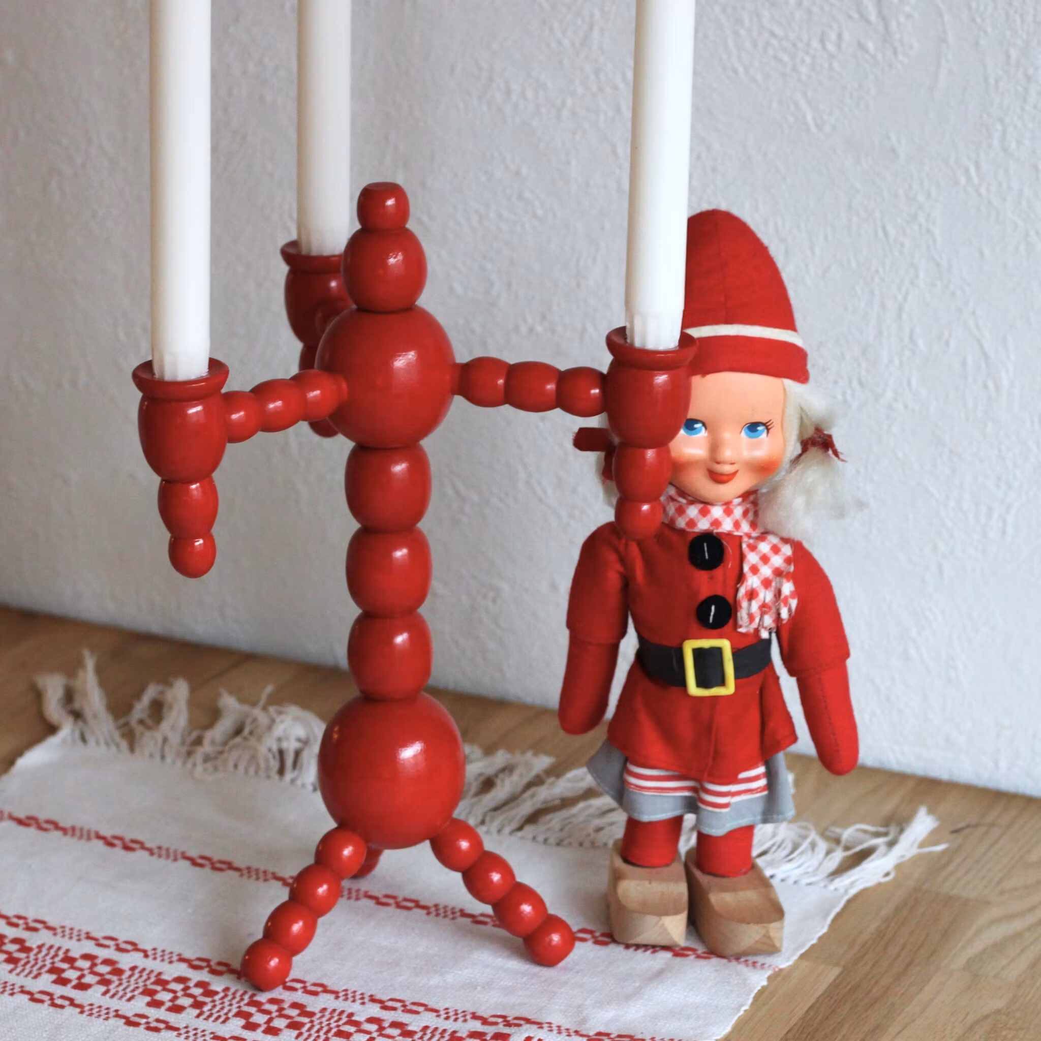 Ljusstake - Röd i trä