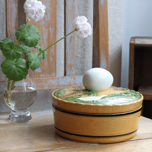 Ägg-gömma - Rund burk med ägg på locket