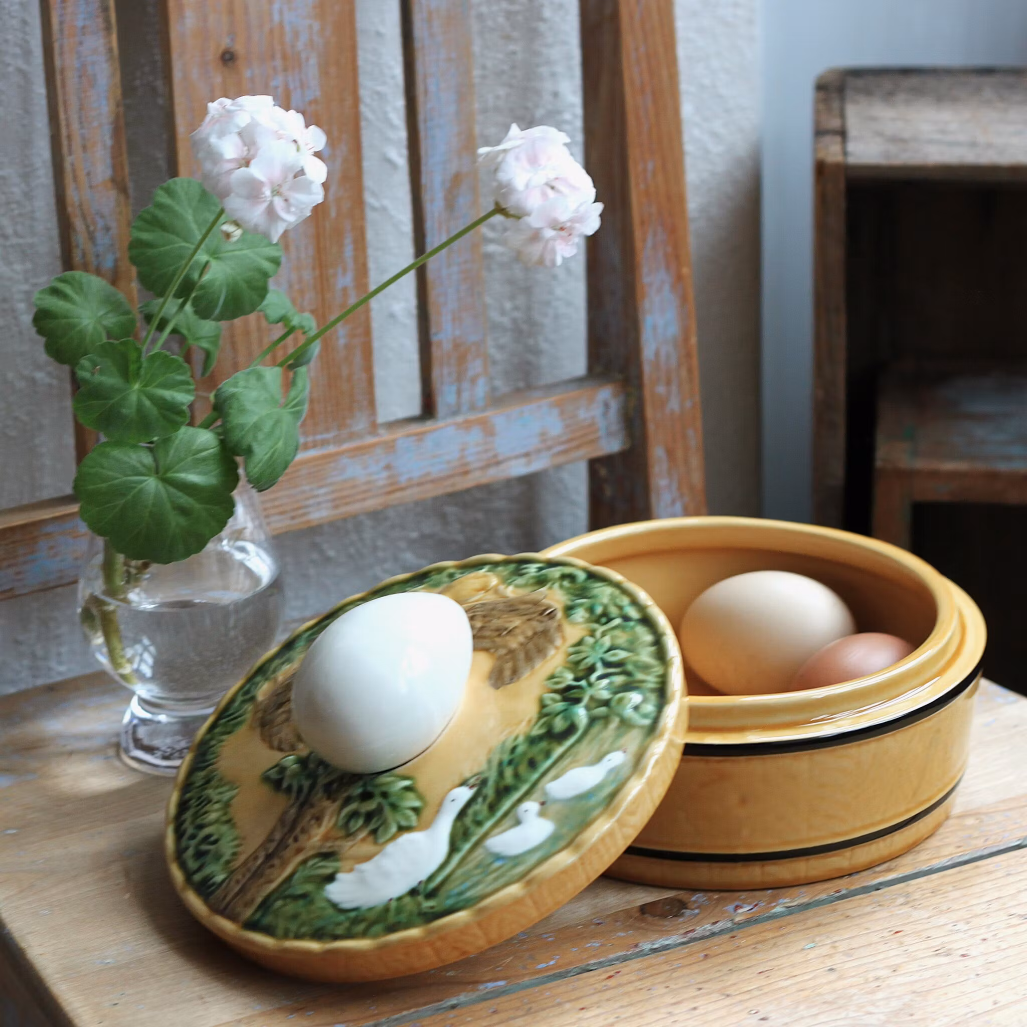 Ägg-gömma - Rund burk med ägg på locket