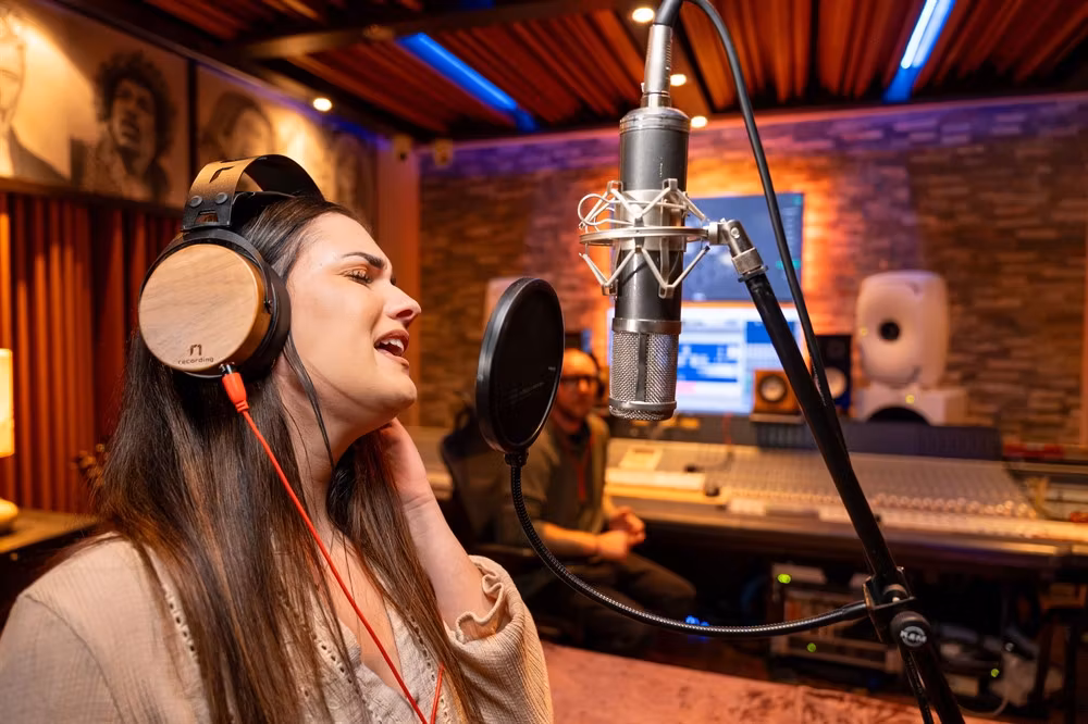 OLLO Audio R1 – Slutna studiomonitorshörlurar för proffs och podcasters