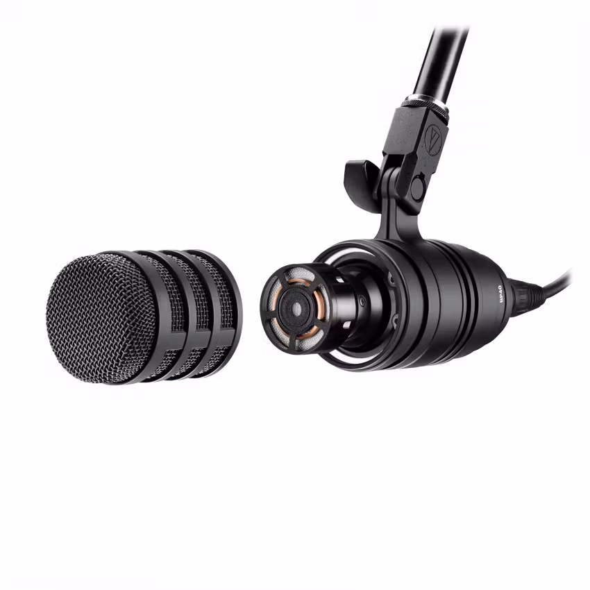 Dynamisk broadcastmikrofon med fylligt ljud och inbyggt popfilter för rena och tydliga talinspelningar.