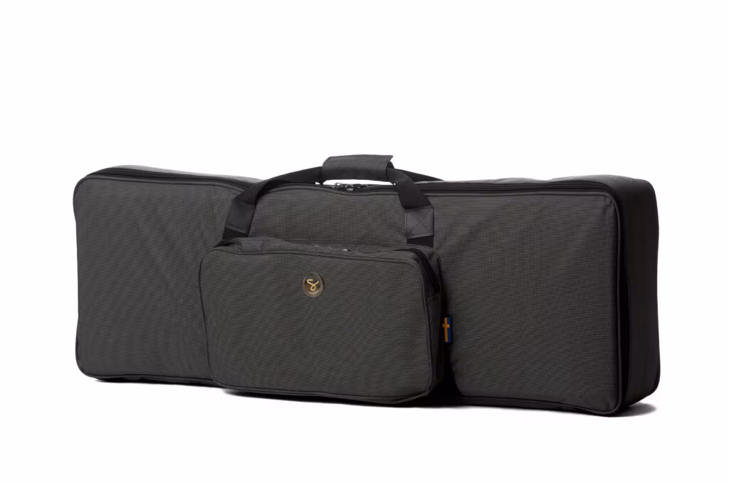 Framsida på Slickbag Gigbag Keyboard 61K Small med ytterficka för tillbehör