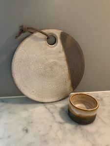 Ostbricka och liten skål