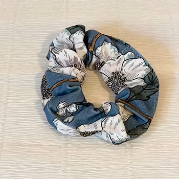 Scrunchie blomma blå