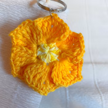 Virkad nyckelring blomma gul