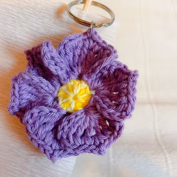 Virkad nyckelring blomma lila
