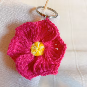 Virkad nyckelring blomma rosa