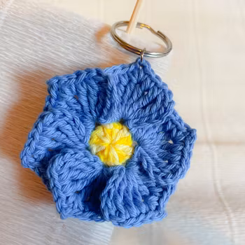 Virkad nyckelring blomma blå