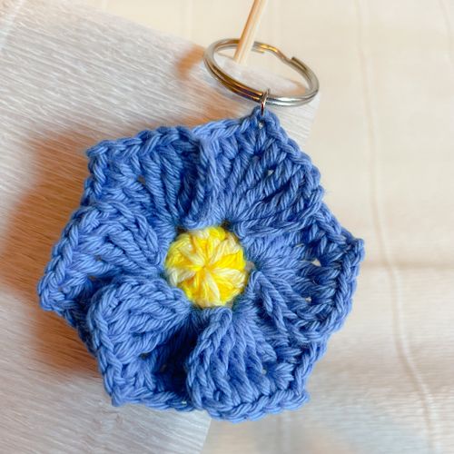 Virkad nyckelring blomma blå