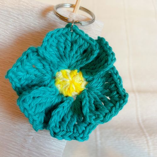Virkad nyckelring blomma mörkturkos