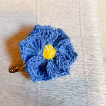 Hårspänne virkad blomma blå