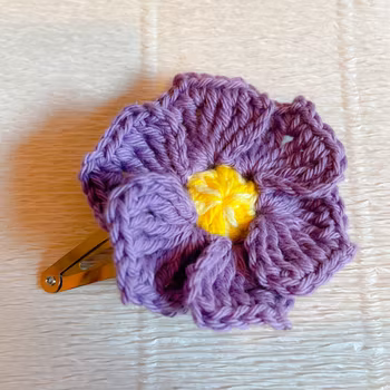 Hårspänne virkad blomma lila