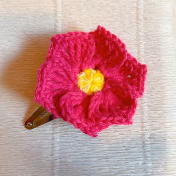 Hårspänne virkad blomma rosa