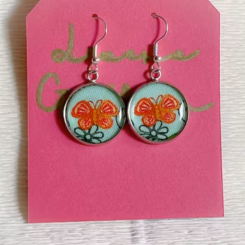Örhänge cabochon orange fjäril