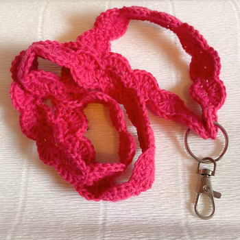 Virkat nyckelband rosa
