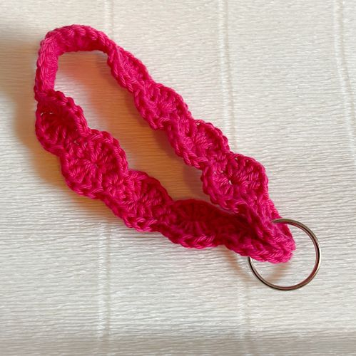 Virkad nyckelring rosa