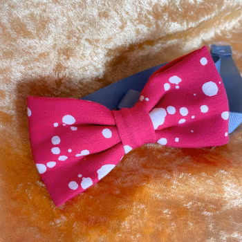 Barnfluga rosa med prickar