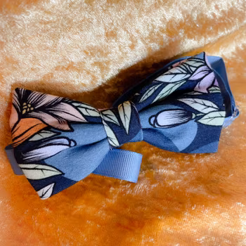 Barnfluga blå med blommor