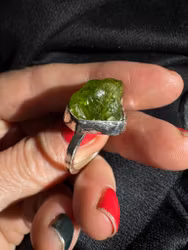 Ring med rå peridot