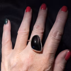 Oregelbunden ring med svart Obsidian
