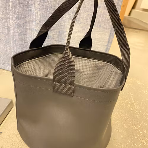 Väskor i mjukt konstskinn