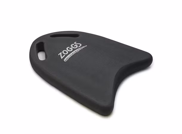 Kick board från Zoggs. En svart bensparksplatta med hål som ger simmaren en bättre position i vattnet. För simträning för simmaren som vill ta simträningen till nästa nivå.
