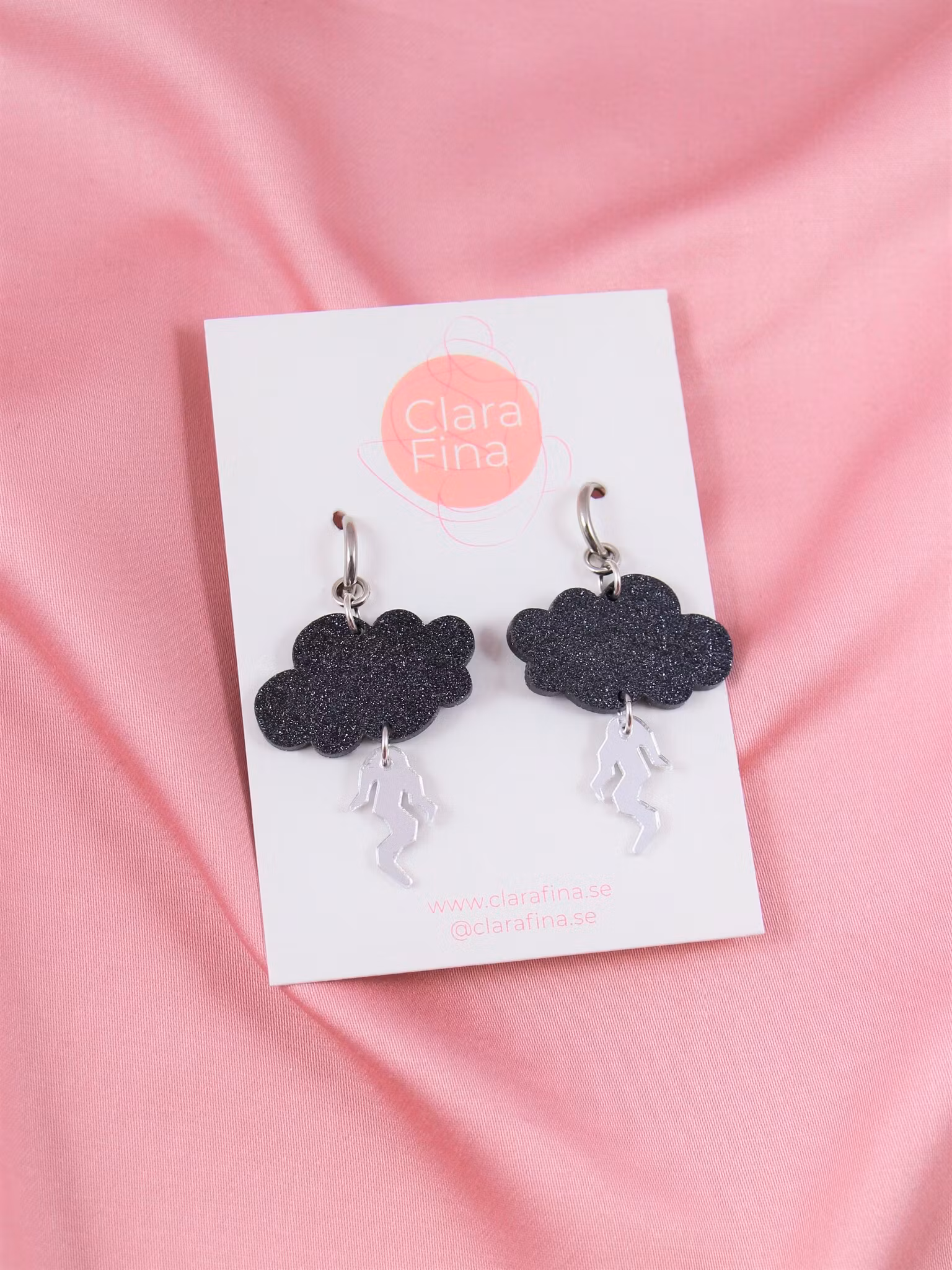 Små åskmoln med blixtar