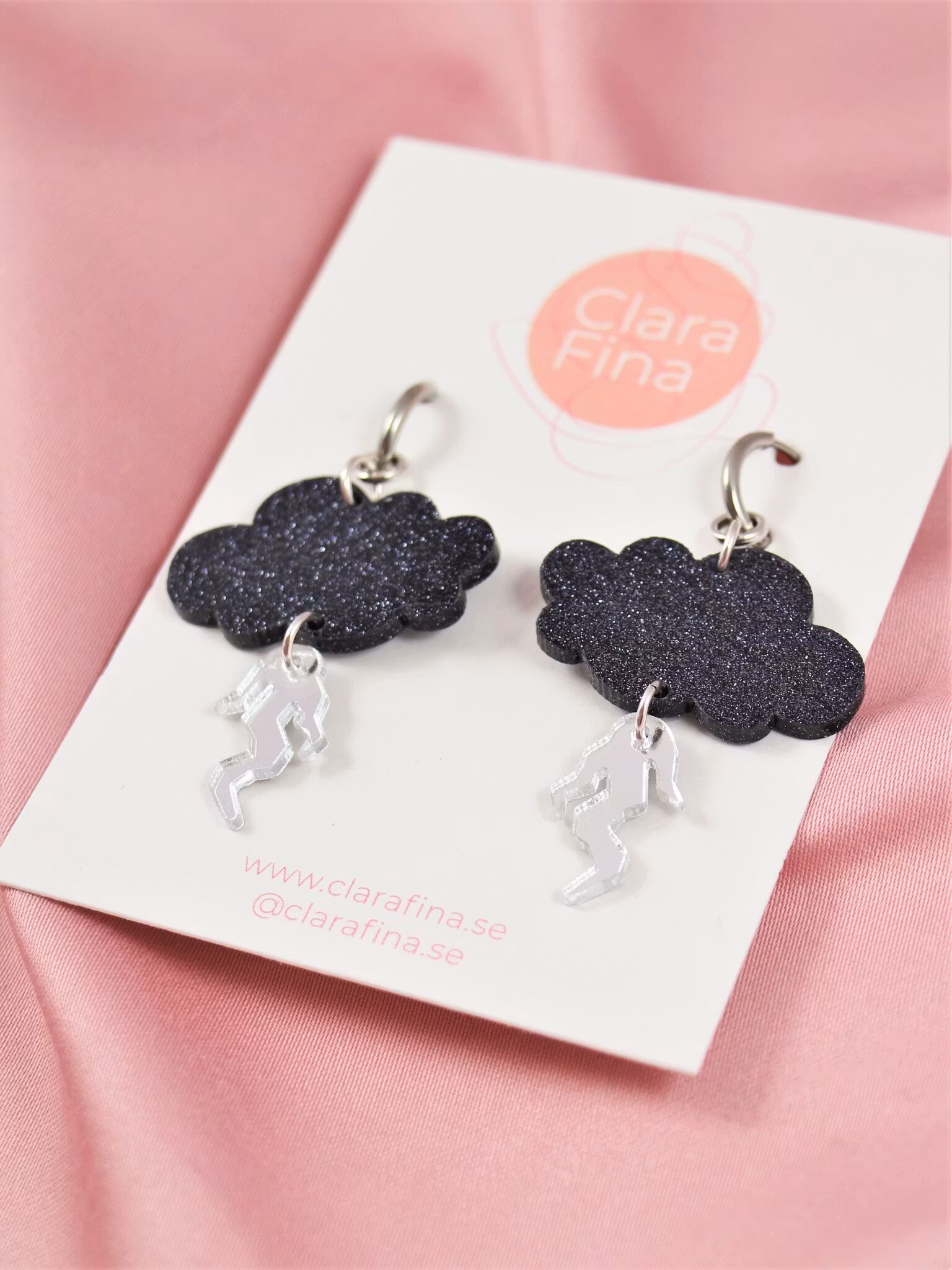 Små åskmoln med blixtar