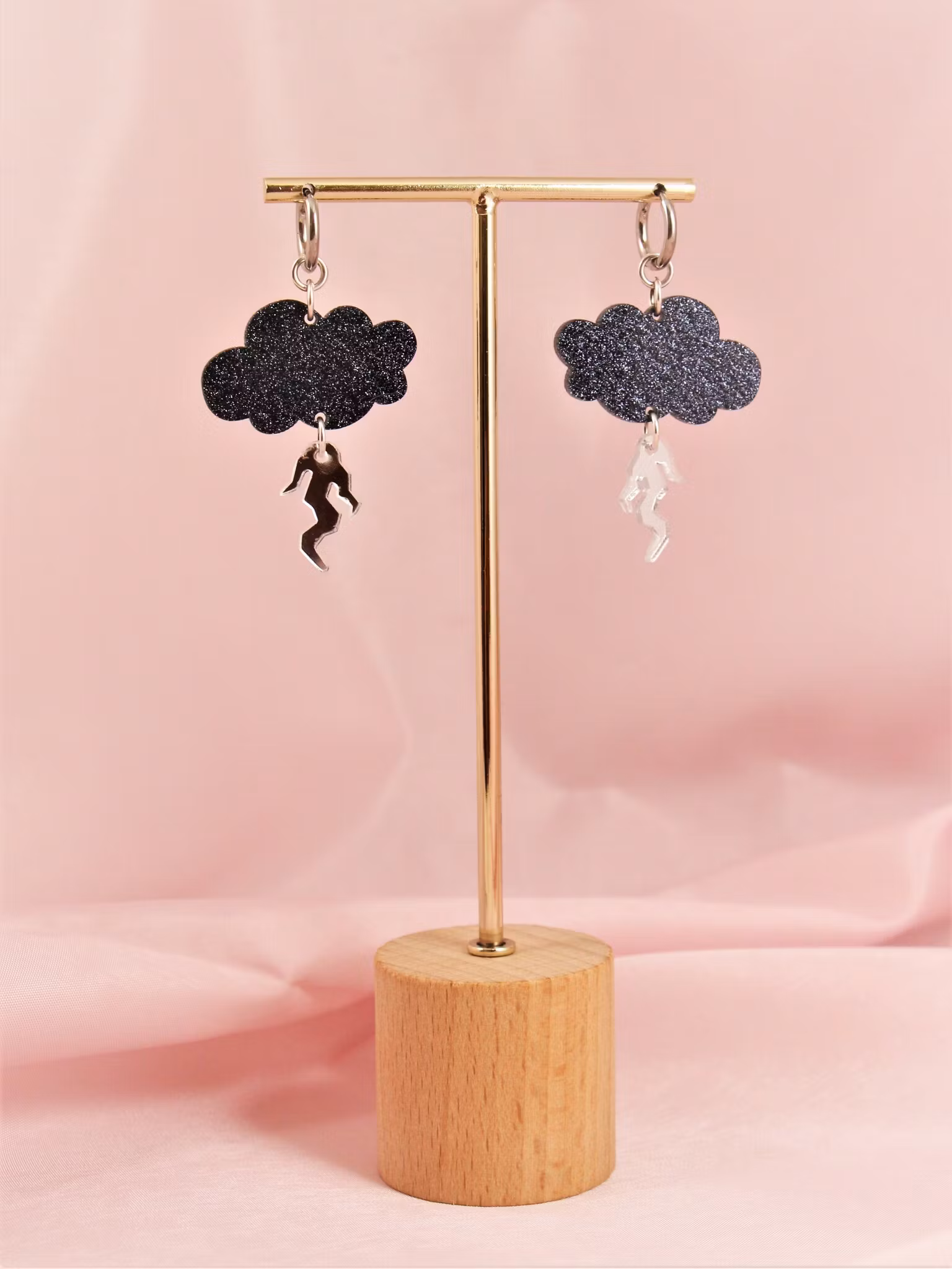 Små åskmoln med blixtar