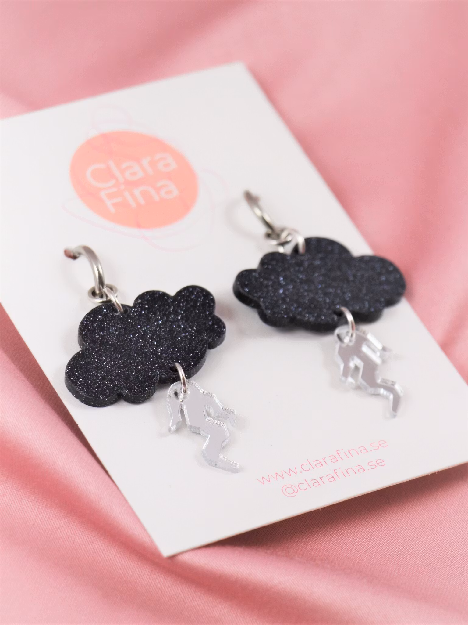 Små åskmoln med blixtar