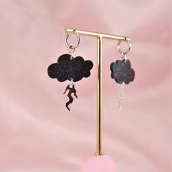 Små svarta åskmoln med blixtar