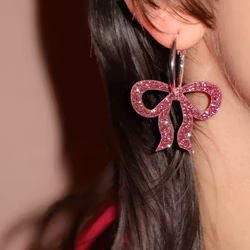 Stor rosa rosett på silvrig ring - 50 kr skänks till Bröstcancerförbundet