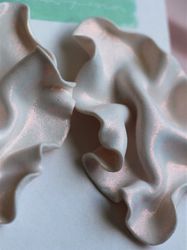 Satin skimrande vit